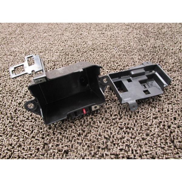 スーパーカブ110　バッテリーボックス商品説明始動確認済み車両からの取り外しとなります。使用感等に伴うキズございます。商品の状態は、画像にてご確認下さい。修復素材に、いかがですか♪中古品の為、神経質な方のご入札はご遠慮願います。【車両情報】...