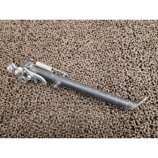 AR50S　サイドスタンド商品説明始動確認済み車両からの取り外しとなります。使用感等に伴うキズ、サビございます。商品の状態は、画像にてご確認下さい。修復素材に、いかがですか♪中古品の為、神経質な方のご入札はご遠慮願います。【車両情報】■メー...