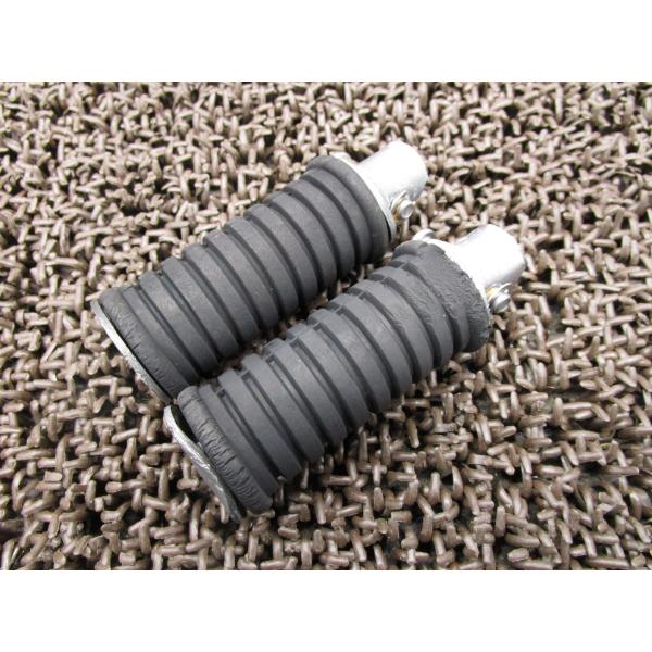 W650　タンデムステップ 左右商品説明始動確認済み車両からの取り外しとなります。使用感等に伴うキズ、サビございます。プレートにガリキズ、曲がりございます(画像4、5枚目参照)。商品の状態は、画像にてご確認下さい。修復素材に、いかがですか♪...