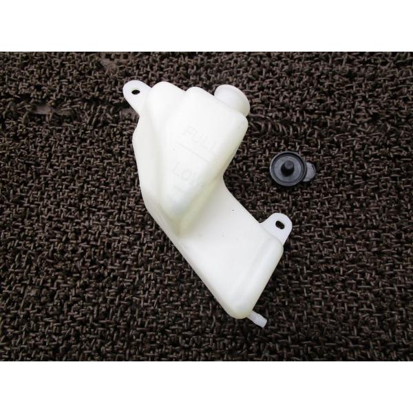 FZR250　クーラントタンク商品説明始動確認済み車両からの取り外しとなります。使用感等に伴うキズございます。商品の状態は、画像にてご確認下さい。修復素材に、いかがですか♪中古品の為、神経質な方のご入札はご遠慮願います。【車両情報】■メーカ...