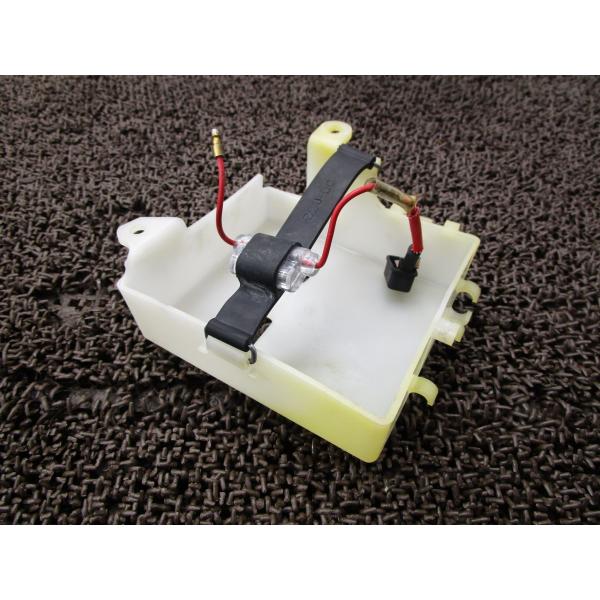 TZR125　バッテリーボックス商品説明始動確認済み車両からの取り外しとなります。使用感等に伴うキズございます。商品の状態は、画像にてご確認下さい。修復素材に、いかがですか♪中古品の為、神経質な方のご入札はご遠慮願います。【車両情報】■メー...