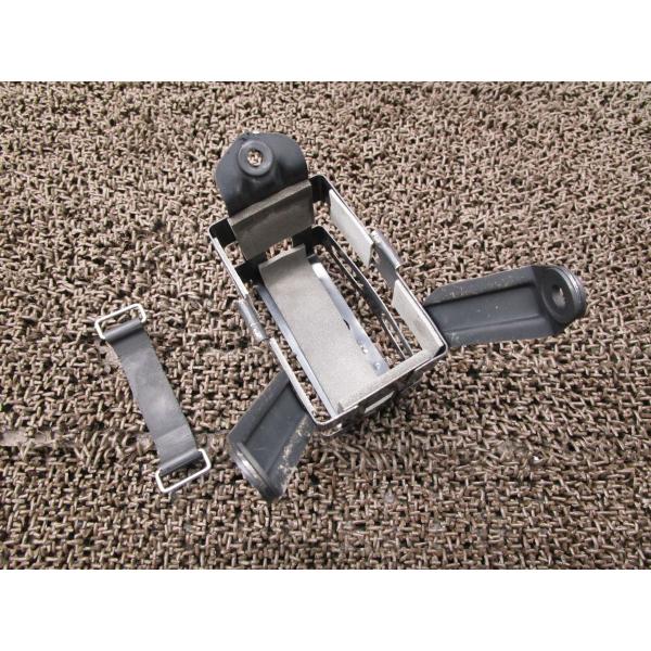 RG400ガンマ　バッテリーボックス商品説明始動確認済み車両からの取り外しとなります。使用感等に伴うキズ、サビございます。画像6枚目の箇所に欠損ございます。商品の状態は、画像にてご確認下さい。修復素材に、いかがですか♪中古品の為、神経質な方...