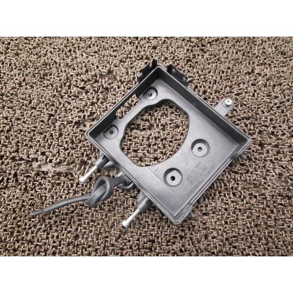 ドカティ モンスターS2R1000　バッテリーボックス商品説明始動確認済み車両からの取り外しとなります。使用感等に伴うキズございます。ヒビ割れ、欠けございます(画像7枚目参照)。商品の状態は、画像にてご確認下さい。修復素材に、いかがですか♪...