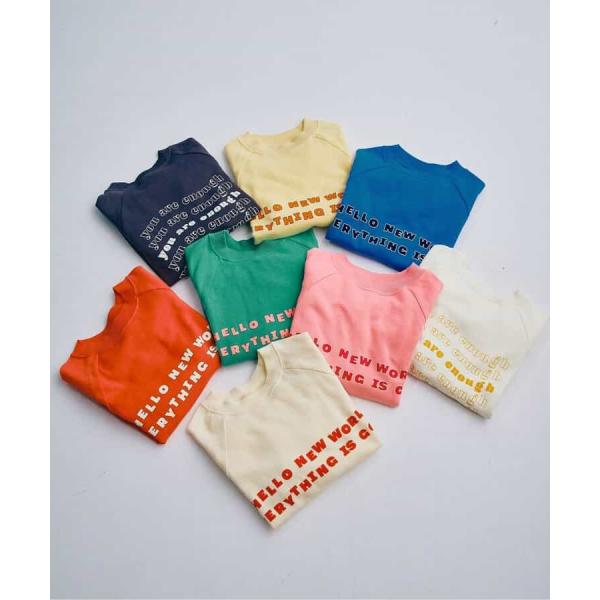 大人気のオーバーサイズロゴトレーナーの春の新作が登場。アクセントカラーとベーシックカラーの8色展開で、何色も揃えたくなるラインナップ。綿100％の薄手のミニ裏毛を使用し、ロンT感覚で長い期間着用できる素材感です。きょうだいやお友だちとお揃い...