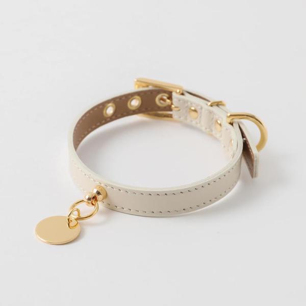 【納期に関しまして】彫刻サービスがご不要な場合は当日〜翌日に発送させて頂いております。ご不要な場合はご注文手続き画面の名入れ文字の箇所に入力せずにご注文下さい。 moncheri定番のサークルチャーム付き首輪の登場です。色味は優しいカラーの...