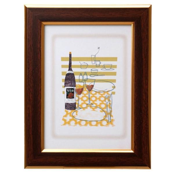 大理石調または木目調の模様に 金ラインが映える高級感のあるフレームです。■外寸：174×225mm■内寸：129×180mm■窓寸：119×170mm■重量：400g■パッケージ：かぶせ箱・ヘッダー付ＰＰ袋本体：樹脂製　面材：ガラス縦横兼用...