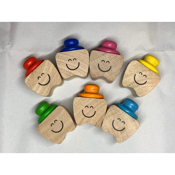 かわいい顔のイラスト入りの乳歯ケースです。欧米では、子どもの抜けた乳歯をケースに入れて大切に保管する風習があるそうです。サイズ：横幅(約)3.0cm×高さ(約)4.5cm×奥行(約)3.0cm          :内側直径(約)2.4cm