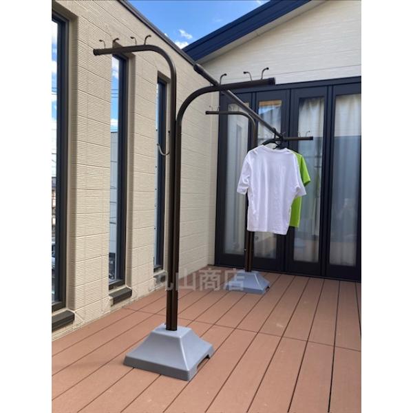 お家やテラス・ウッドデッキにもとけこむ落ち着いたブラウン（茶色）の新カラー。段違い構造で洗濯物が太陽に当たり、風通しも良好。さらに、隣家からの視線も自然にカバーしてくれるます。干せる重さはアーム1本あたり15kgまで、1台あたり合計荷重60...