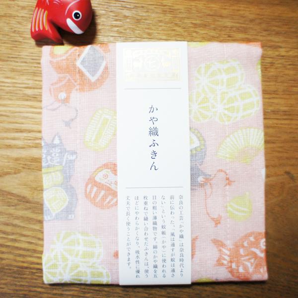 おめでたいふきんです。縁起物を台所に。「鈴招き猫」には招き猫と 宝船・だるま・打ち出の小槌・たい（鯛）・ひょうたん（瓢箪）・だるま（達摩）・扇など、金運アップのモチーフをデザイン。縁起のよい宝物を描きました。日本の縁起物をモチーフにしたふき...