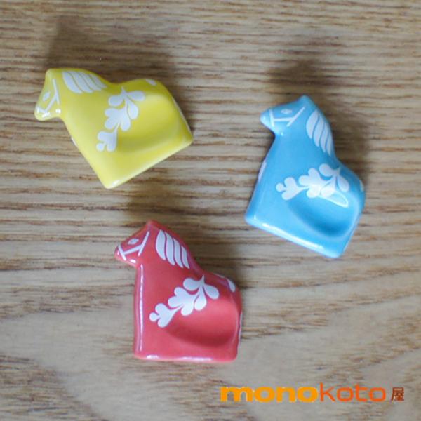 白について干支シリーズはずっと白に青で描かれてきました。リサが生涯、愛し続けてきたシンプルなカラーは、純粋な心を映し出しています。青についてリサが愛した特別な色。中国では、その昔、新年に青い馬を見ると、一年の邪を祓うとされてきたそう。銀色の...