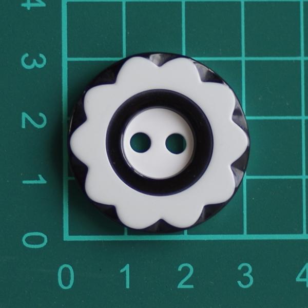 プラスチックボタン・直径約30ｍｍ 花模様 幾何学模様