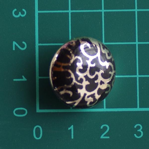 プラスチックボタン・直径約21ｍｍ 足付 ばら 蔓 幾何学模様