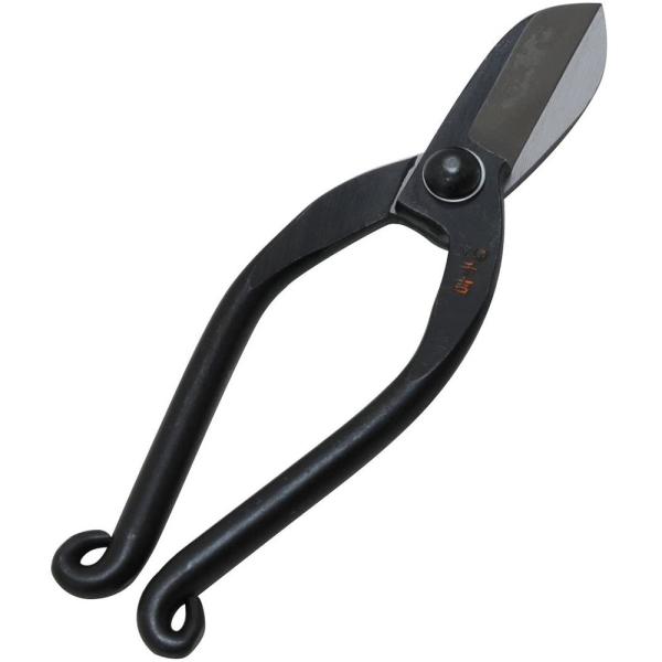 フラワーアレンジメントや生け花に最適な切れ味抜群の鋼付刃【商品仕様】刃の仕様:表面黒塗り全長:約165mm刃長:約45mm重量:約160g生木切断能力:9mm仕様:本鍛造・全鋼刃部:刃物鋼【用途】花鋏【特徴】・刃研ぎしやすく切れ味抜群・柄に...