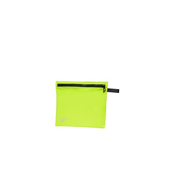 ■カラー：フラッシュイエロー■サイズ：H23×W27CM■リサイクルナイロン携帯に便利なマチなしタイプのウォータープルーフフラットポーチです。定番の「WATER PROOF」を25S1シーズンより環境配慮型素材を使用し、リニューアルいたしま...