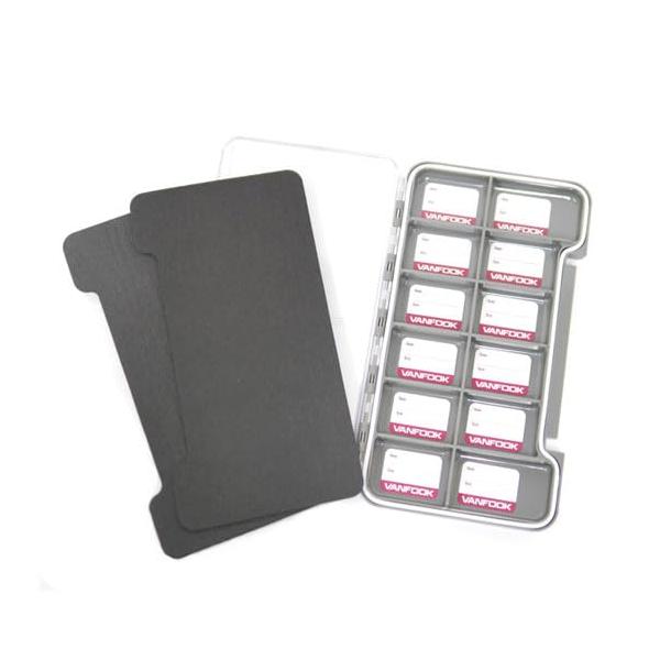 ■ケース内部:12マス仕様■防水仕様&amp;高耐衝撃仕様■スリット入専用スポンジ2枚付属■サイズ(cm)：長さ18 x 幅11 x 高さ2.512マスに仕切られたマグネット仕様ケース！種類やサイズ別に十分な量のフックを散らばることなく収納...