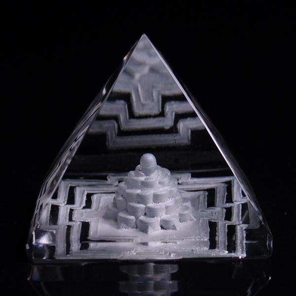 ネパール ガネッシュヒマール産 ヒマラヤ水晶製 ピラミッドシュリヤントラ ＃3 moonmadness_k732t