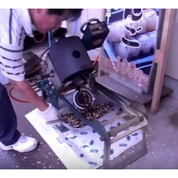 ポン菓子機でなら、お米だけでなく大豆も加工できます。ポリポリして美味しいですよ。意外と砂糖をつけなくても美味しいんです。甘さ８０％offはほんの少し60ｇの砂糖を使っています。