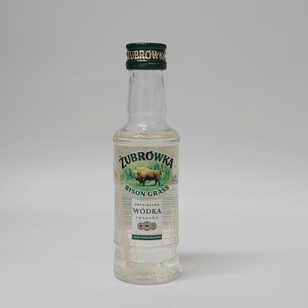 バイソングラス(ズブロッカ草)のエキスを加えた、500年以上の歴史と伝統を誇るフレーバード・ウオッカ。独特の甘い香りで、口当たりは非常にまろやかです。 世界70カ国以上で販売されており、日本でもいわずと知れたスピリッツです。また、りんごとの...