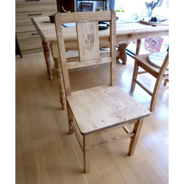 麦の穂のワンポイントがかわいいパイン材の板座のカントリーチェアー  
