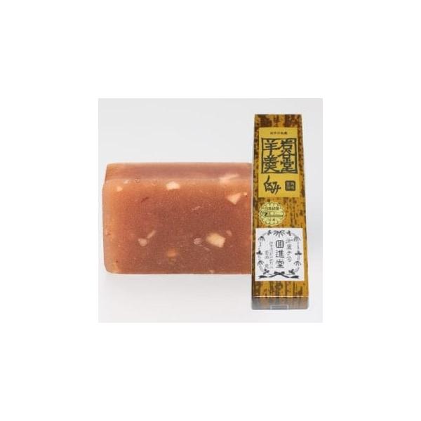 白餡に国産の和ぐるみをたっぷり入れて仕上げました。香ばしいくるみの風味が人気です。縦232mm×横62mm×高さ36mm525g