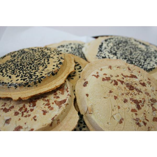 大人気！南部せんべい「はじき」売り切れ御免！！での販売です！！すごい人気でひっぱりだこです！一度食べてみてください！！盛岡市産業まつりの母体でもある「盛岡手づくり村」の工房で作った工場直送！！素朴な味は、予約販売するくらいの、すごい人気です...