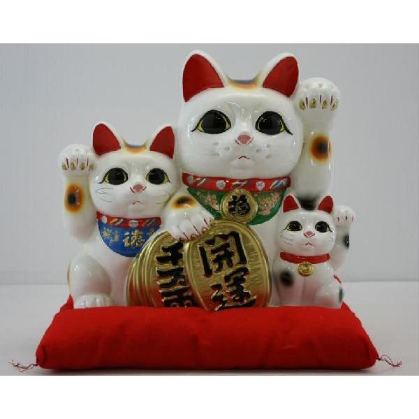 10号開運三匹猫白(左手)(座布団付) : 人形のモリシゲ - 通販 10号開運三匹猫白(左手)(座布団付) : 人形のモリシゲ - 通販