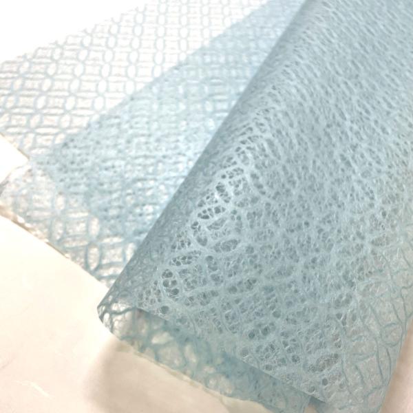 伝統柄の七宝文様のレースペーパー。カード作りなどのクラフトや、贈り物を華やかに包むラッピングなどにもご活用ください。サイズ： 約788×545mm原材料：レーヨン、パルプ産地：土佐