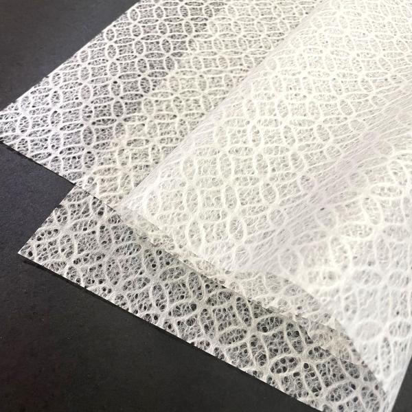 伝統柄の七宝文様のレースペーパー。生成り色っぽく写っていますが、色は白です。カード作りなどのクラフトや、贈り物を華やかに包むラッピングなどにもご活用ください。サイズ： 約788×545mm原材料：レーヨン、パルプ産地：土佐