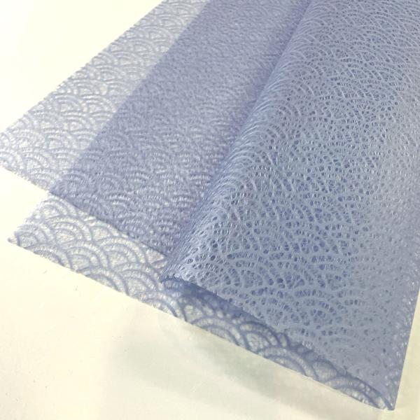 伝統柄の青海波文様のレースペーパー。カード作りなどのクラフトや、贈り物を華やかに包むラッピングなどにもご活用ください。サイズ： 約788×545mm原材料：レーヨン、パルプ産地：土佐