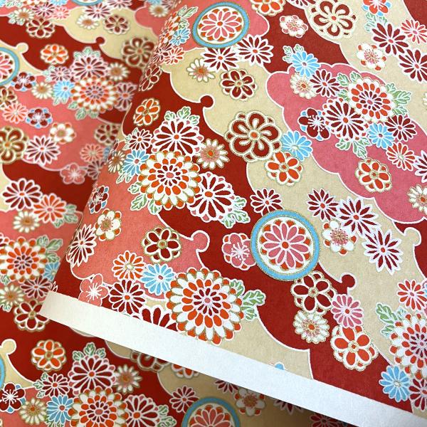 友禅染の着物のような華やかな柄の和紙です。折り紙、和紙人形、小物作り等々のクラフトにお使い頂けます。サイズ： 630mm x 930mm (柄により若干誤差があります。)産地： 京都備考： 機械漉和紙