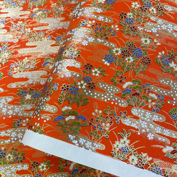 友禅染の着物のような華やかな柄の和紙です。折り紙、和紙人形、小物作り等々のクラフトにお使い頂けます。サイズ： 630mm x 930mm (柄により若干誤差があります。)産地： 京都備考： 機械漉和紙
