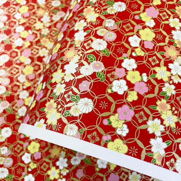 友禅染の着物のような華やかな柄の和紙です。折り紙、和紙人形、小物作り等々のクラフトにお使い頂けます。サイズ： 630mm x 930mm (柄により若干誤差があります。)産地： 京都備考： 機械漉和紙