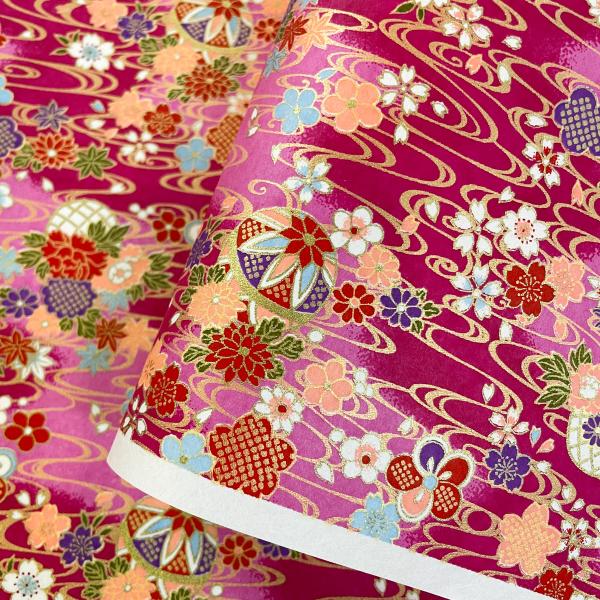 友禅染の着物のような華やかな柄の和紙です。折り紙、和紙人形、小物作り等々のクラフトにお使い頂けます。サイズ： 630mm x 930mm (柄により若干誤差があります。)産地： 京都備考： 機械漉和紙