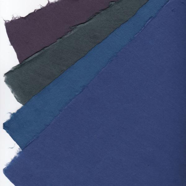 富山県八尾で漉かれている手漉きの染紙です。原料はタイ楮50％と木材パルプ50％で、厚みは６匁(約22.5g)です。染料は化学染料を使用しています。主に、紙人形、ちぎり絵などのクラフトにお使いいただけます。抄造の際に染料を調合するのでロットに...