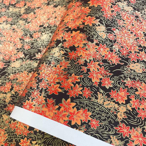 華やかな友禅和紙 紅葉 秋 庭園のもみじと水の流れ 黒地に赤 大判 約63ｘ93cm