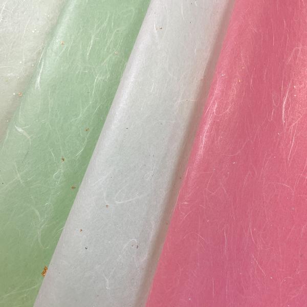 繊維を散らした雲竜紙に金銀を振った薄い和紙です。機械漉で光沢があり、薄く透ける風合いを活かしてラッピングやインテリアなどによく使われています。サイズ： 約788×545mm産地：高知 土佐備考：機械漉和紙表示の価格は１枚の価格です。色と数量...