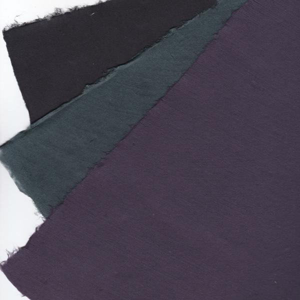 富山県八尾で漉かれている手漉きの染紙です。原料はタイ楮50％と木材パルプ50％で、厚みは６匁(約22.5g)です。染料は化学染料を使用しています。主に、紙人形、ちぎり絵などのクラフトにお使いいただけます。抄造の際に染料を調合するのでロットに...