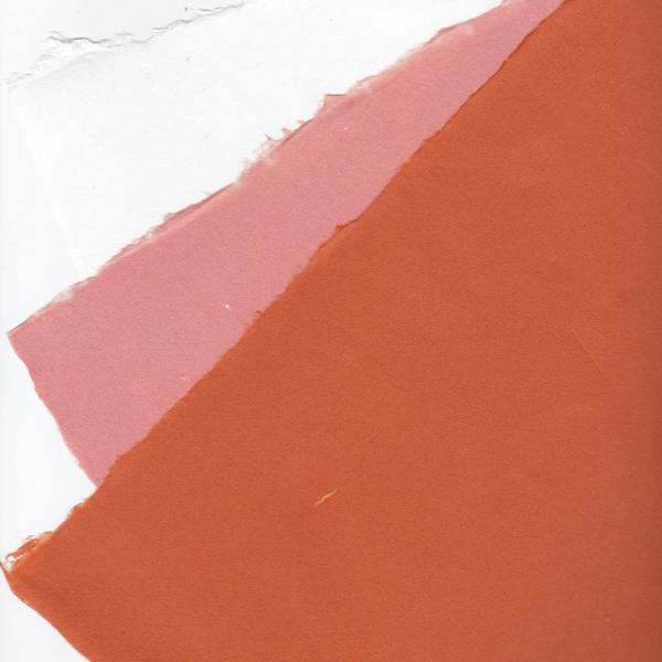 富山県八尾で漉かれている手漉きの染紙です。原料はタイ楮50％と木材パルプ50％で、厚みは６匁(約22.5g)です。染料は化学染料を使用しています。主に、紙人形、ちぎり絵などのクラフトにお使いいただけます。抄造の際に染料を調合するのでロットに...