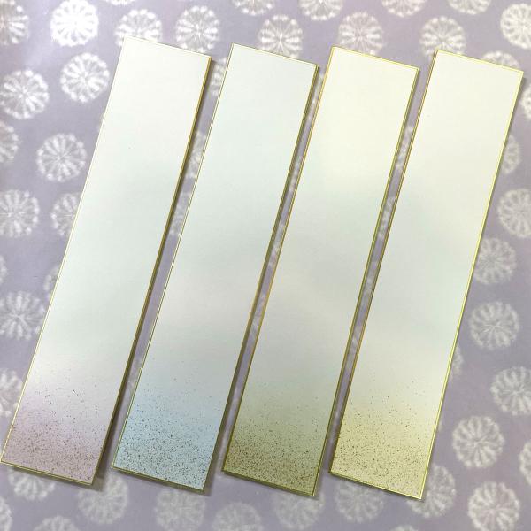 書画、ちぎり絵や貼り絵用の短冊です。広幅で片側のみぼかしが入っています。サイズ：7.7x36.3cm＊こちらの商品は定形外郵便(1点の場合、全国一律260円)での発送も可能です。＊ご注文数量や他の商品との同梱の場合は発送方法や送料が変わる場...