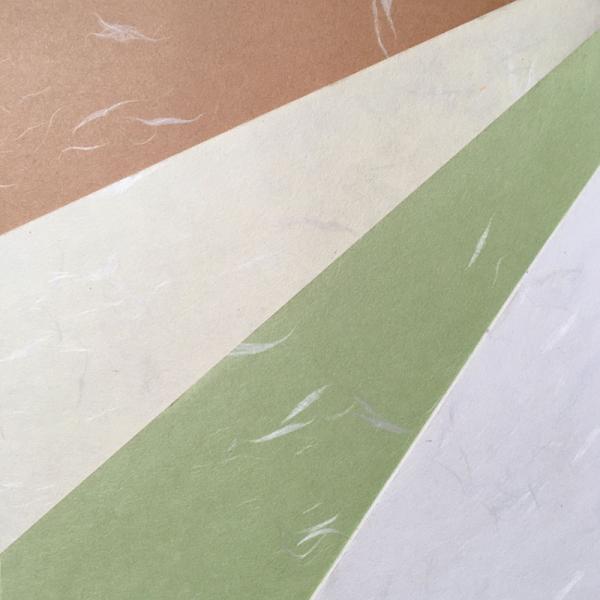 和紙の表面に繊維を散らした大礼紙です。機械漉きですので表面はなめらかで、便箋、封筒、箸袋などさまざまな用途にお使いいただけます。サイズが大判ですのでインテリアにもおすすめです。サイズ： 約800mm x1100mm備考： 機械漉和紙表示の価...