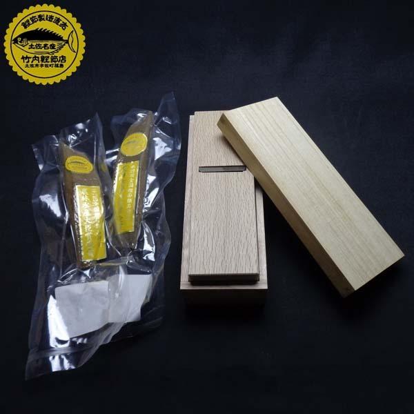 【削りっ子本節セット（鰹削り器1個、本節2本（約380ｇ程度））】いつでも削りたてをお召し上がりいただけます。削りのたての鰹の香りや風味は一度体験するとハマります！【削りっ子】桐職人が作った鰹節削り器です。カンナ台は頑丈な白樫を使用。引き出...