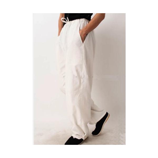 純正の綿（コットン）製・カンフーパンツサイズ：165ｃｍ、170ｃｍ、175ｃｍ、180ｃｍ（185ｃｍ、190ｃｍはお取り寄せ可）左右にポケット付き足首用のボタン付きウエストは、ゴムのみ（紐があるものございます）※：モデルが試着している画...
