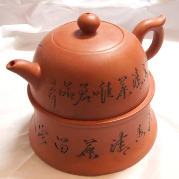 宜興は中国江蘇省にある有名な陶器で、独特な味わいを持つ紫砂（しさ）という有名な茶器の産地です。この紫砂の茶壷でお茶を入れると、お茶の渋みなどが茶壷に吸収され、美味しくいただけると言われています。また紫砂の茶壷はコレクターが多いことでも有名で...