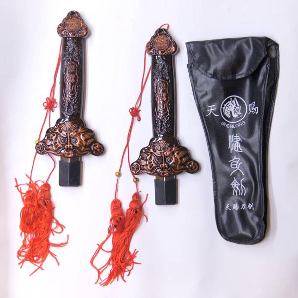 軽くて持ち運びが便利な伸縮性の双剣です。●仕様【全長】1本の全長およそ87cm（剣を伸ばした状態）【重さ】 1本約170g専用ケースが付いています