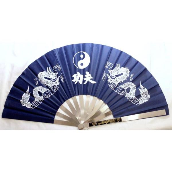 太極拳・カンフー 功夫 武闘 鉄扇子 軽量安価型 鉄扇 双龍柄 青色 専用袋別売重量約390g、片方の柄の長さ34cm色:黒、青、赤の3色中国大陸製の軽量型安価品双龍柄振りかざして開くと、扇子を開く快適な音が出ます。 ※こちらの安価品は、作...