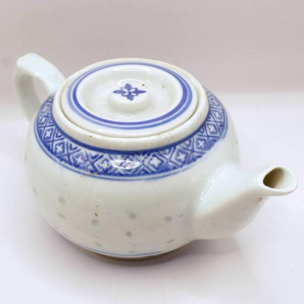 中国陶器の里、景徳鎮の陶器は世界中で有名です。最近では工芸品などがメインで製造されるようになりましたが、以前は大衆向けに食器を良く作り、中国の食器と言えば底に必ず景徳鎮と印が押してありました。本商品は少し小さめサイズの角ばった分銅型をした急...