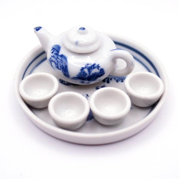 山水のミニチュアの茶具セットです。大きさ：お盆＝直径8cmセット内容：お盆１枚、カップ４個、急須１個素材：陶器製