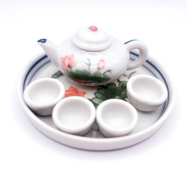 蓮花のミニチュアの茶具セットです。大きさ：お盆＝直径8cmセット内容：お盆１枚、カップ４個、急須１個素材：陶器製