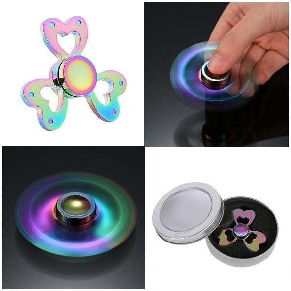 ハンドスピナー レインボー ハート 三つ葉クローバー 虹色 メタル 合金 金属製 3枚羽 かわいい 綺麗 女子 女性におすすめ ケースに目立つダメージあり