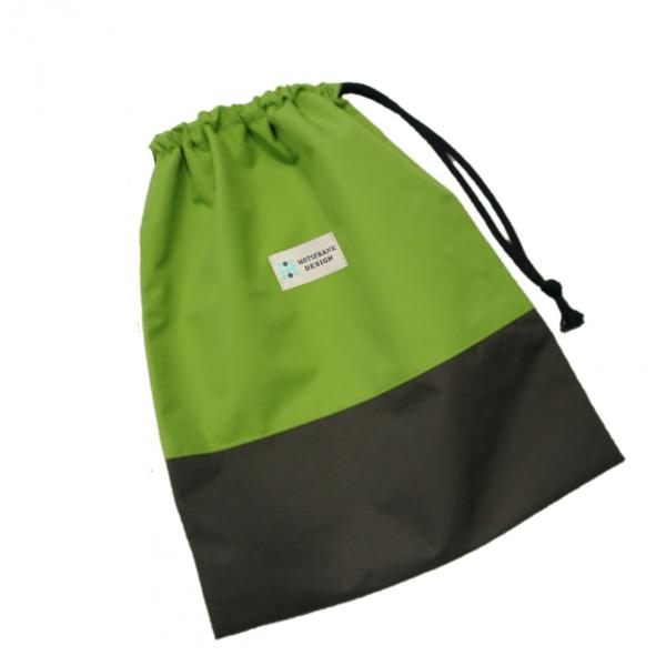 ◆サイズ 縦:19センチ 横幅14センチ 　片絞り巾着です◆給食ナフキンなど入れて、ランドセルに掛けられます。カラーバリエーションでその日の気分で変えてもかわいいです。◆アウトドア生地で防水・撥水生地を使用しております。雨や汚れに強く安心で...